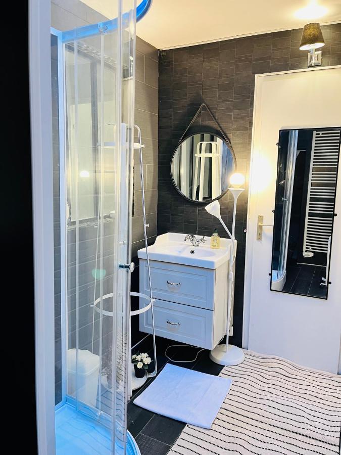 Private In A Tiny 4 Min Drive To Airport Cdg ,1 Private Bathroom Ideal For Families And Friends Séjour chez l'habitant