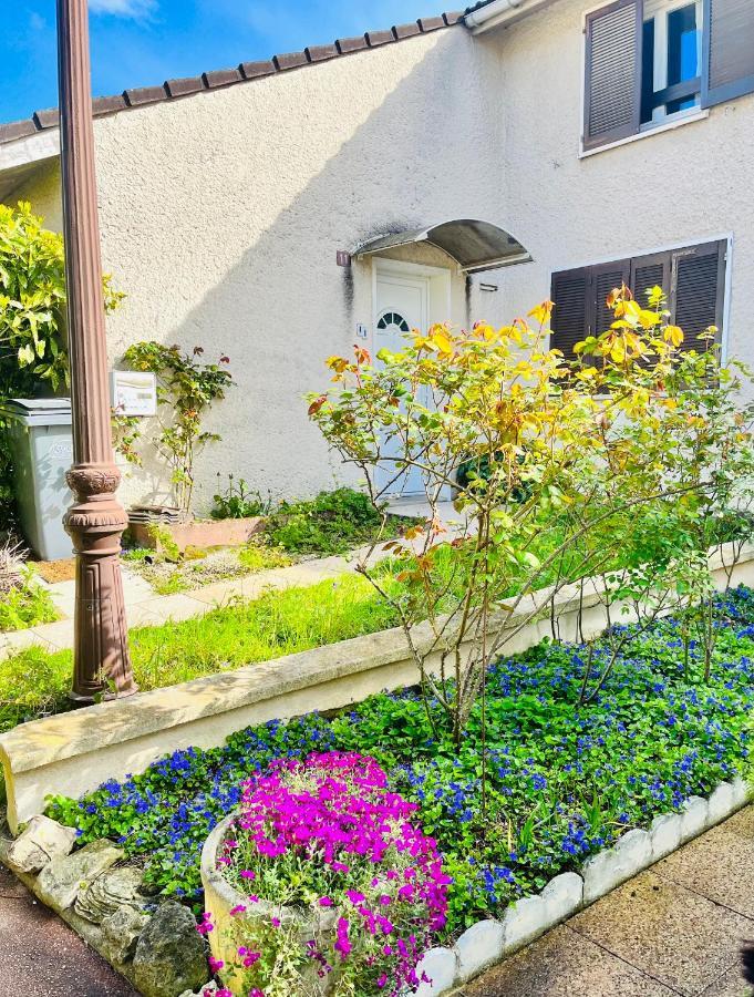 Private In A Tiny 4 Min Drive To Airport Cdg ,1 Private Bathroom Ideal For Families And Friends Séjour chez l'habitant