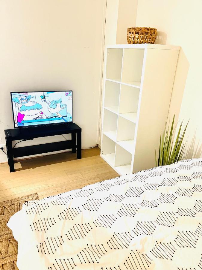 Séjour chez l'habitant Private In A Tiny 4 Min Drive To Airport Cdg ,1 Private Bathroom Ideal For Families And Friends *